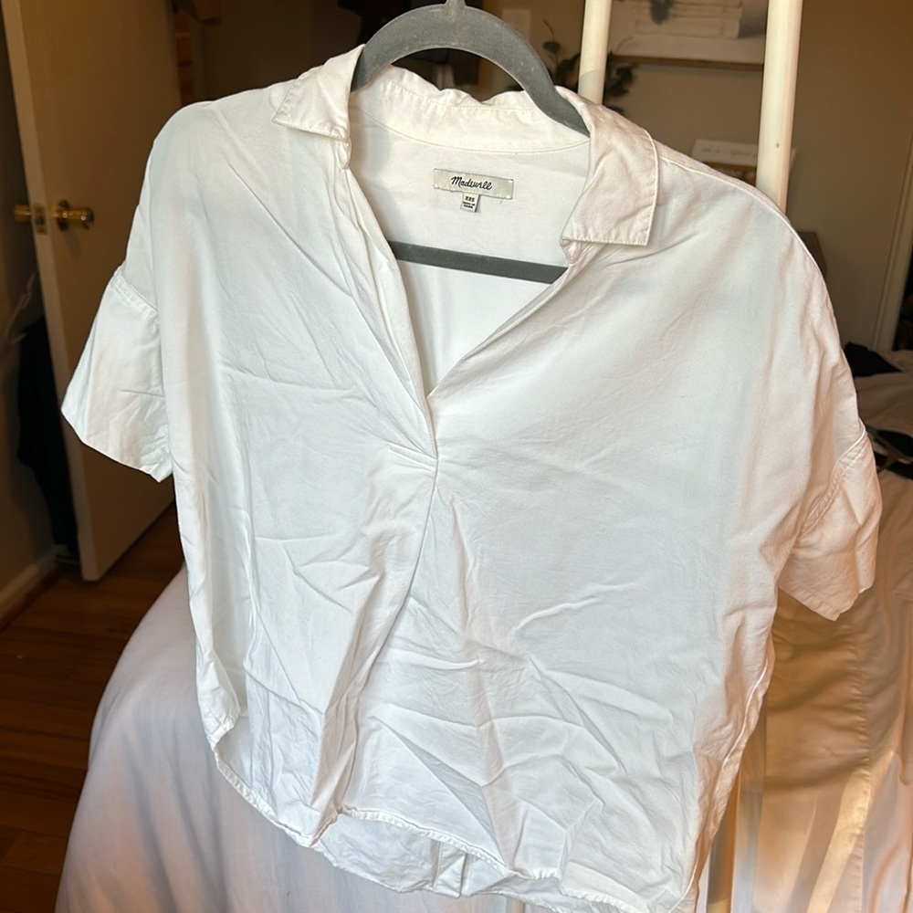 Excuse the wrinkles 😌 Madewell white blouse — amazing staple piece!